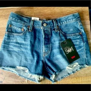 Levi’s 501 shorts mid ride size 28